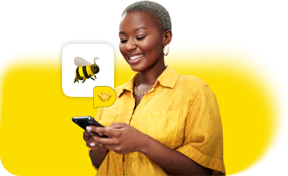 A imagem mostra uma mulher negra, com cabelo curto e platinado, sorrindo enquanto olha para o celular que segura nas mãos. Ela está vestindo uma camisa amarela e, ao lado de sua cabeça, há uma bolha de mensagem com um emoji de abelha e um de aperto de mãos. O fundo é de um amarelo vibrante, e a composição da imagem sugere uma comunicação digital e engajamento.