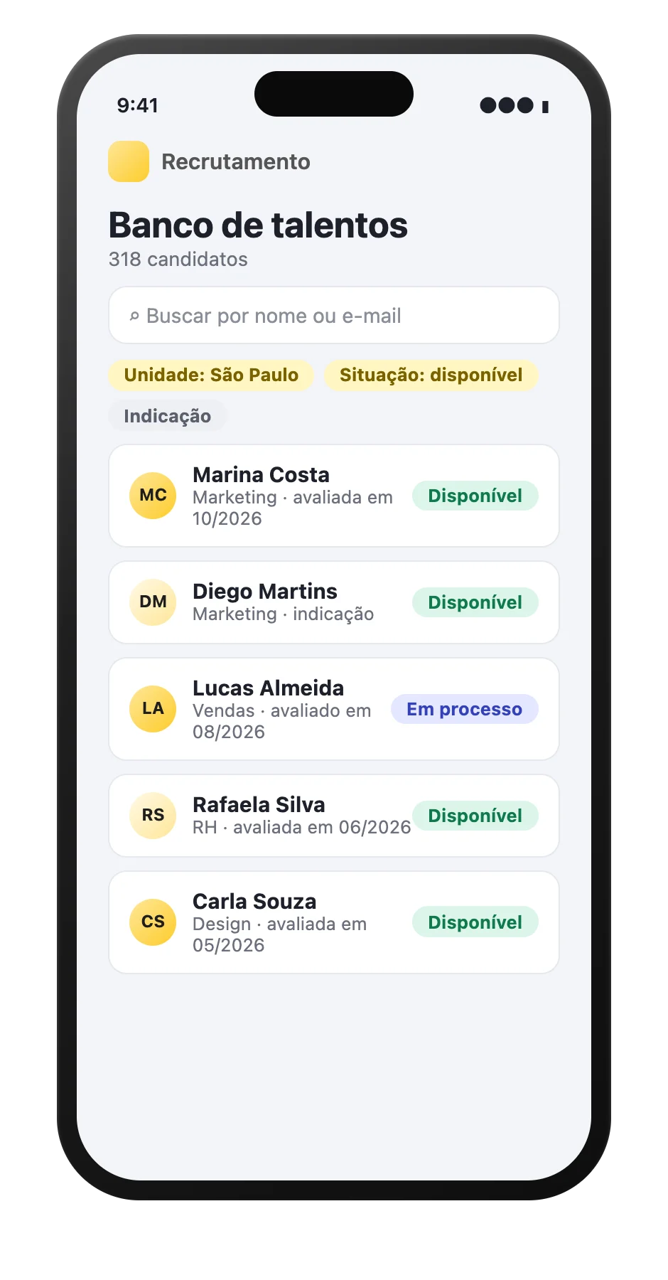 Banco de talentos no celular, com a lista de candidatos e os filtros de busca