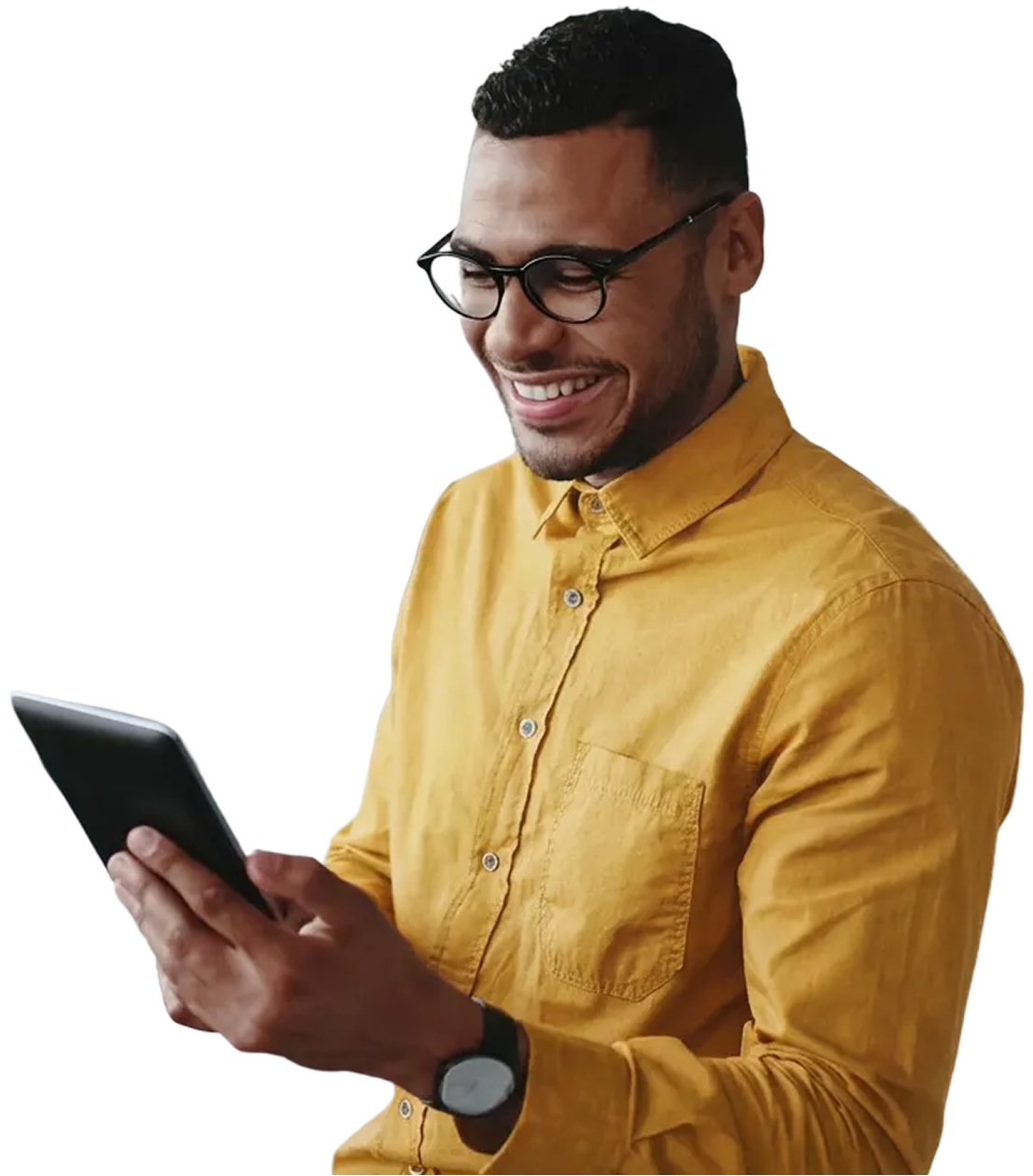 Homem sorrindo enquanto utiliza o celular 