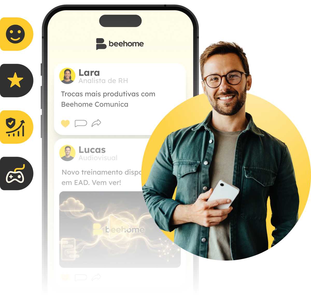 Profissional de tecnologia sorrindo enquanto verifica o feed de notícias do aplicativo Beehome no celular, com posts sobre trocas produtivas e novos treinamentos em EAD, promovendo a comunicação interna.