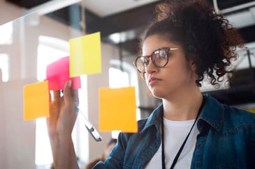Mulher implementa atividades de workflow ao processo de onboarding