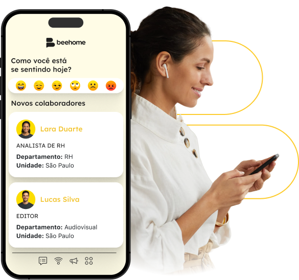 Mulher sorrindo utilizando o aplicativo Beehome no celular. A interface exibe a funcionalidade de pesquisa de clima diária com emojis e a lista de novos colaboradores, facilitando a integração e a gestão de pessoas.